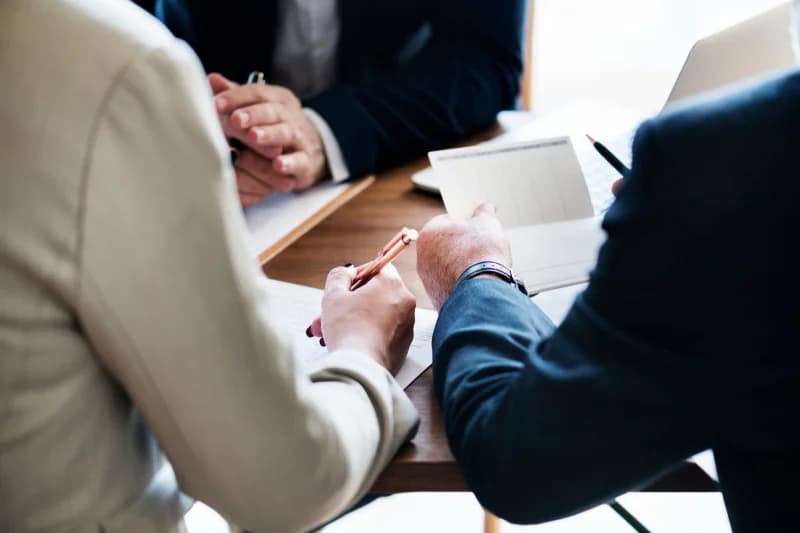 Working With A Mortgage Broker Vs. Your Local Bank